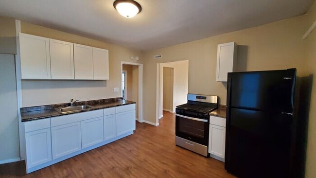 Foto del edificio - Newly Remodeled Huge 4 Bedroom + Office 3 ...
