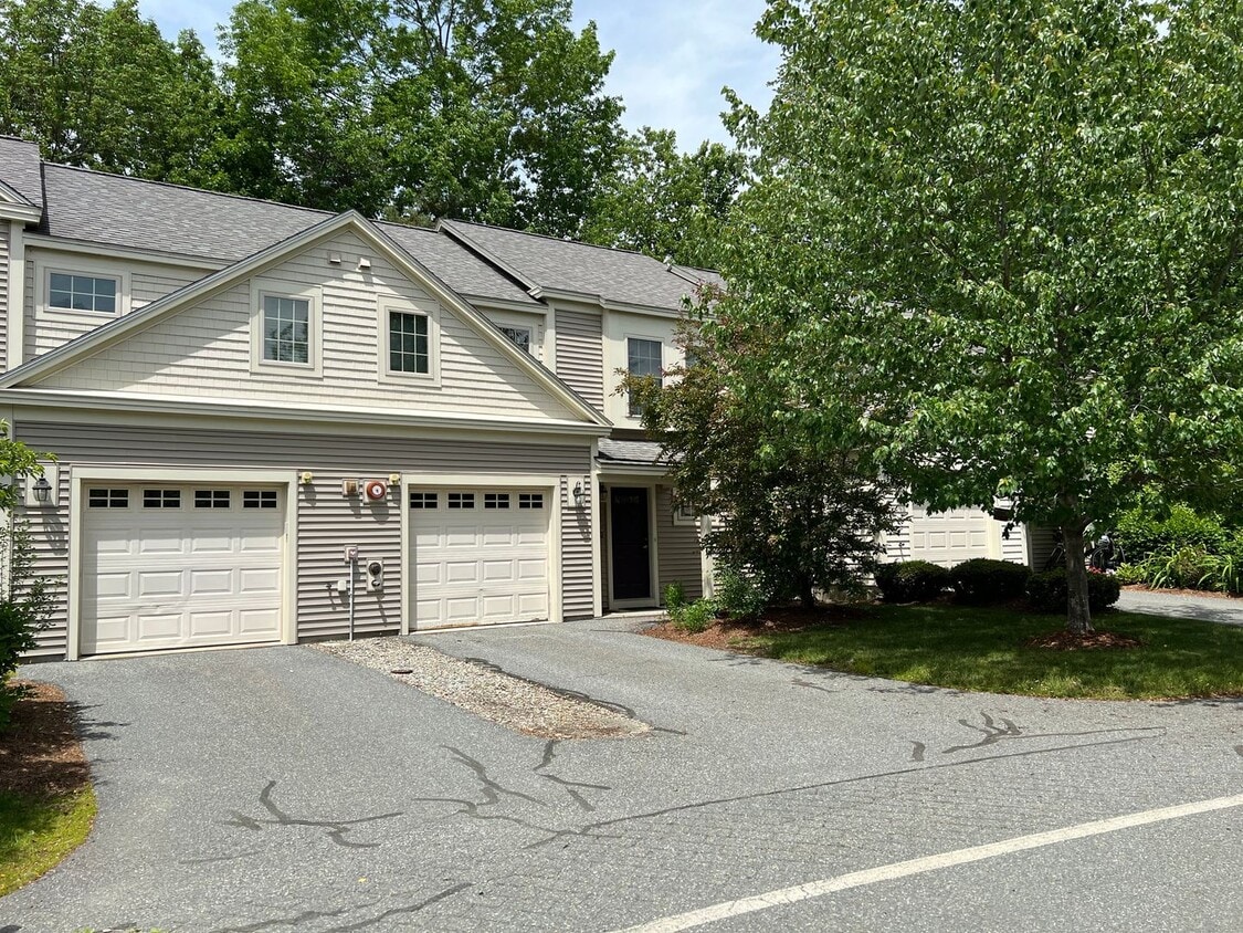 Primary Photo - Spacious Furnished 3-Bedroom Condo – All U...