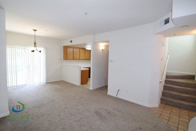 Foto del edificio - $3,695 - Spacious 2 Bedroom, 2.5 bath tri-level townhouse near Communication Hill in Lancaster Gates