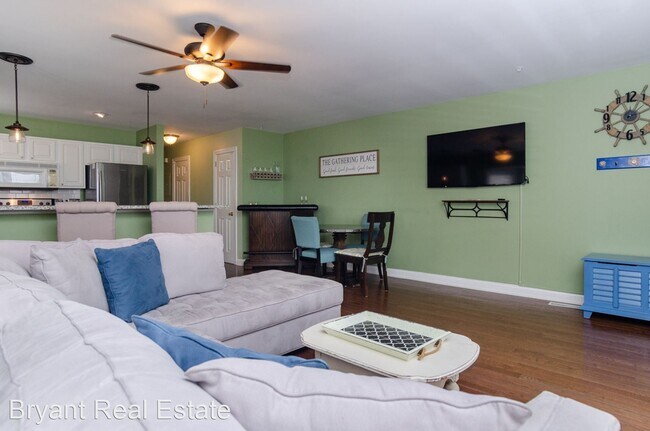 Building Photo - 3 br, 2.5 bath House - 1711-C Carolina Bea...