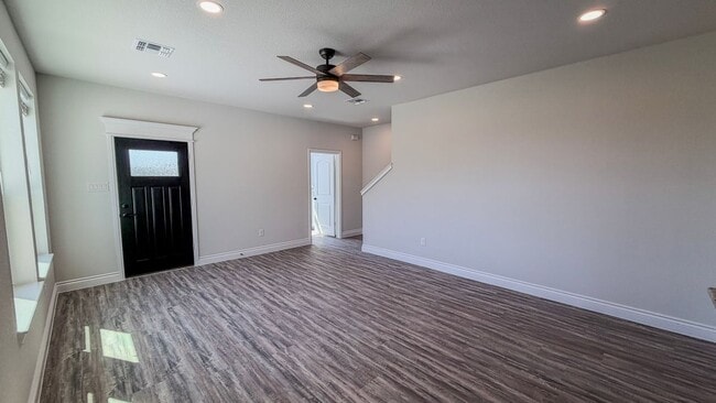 Building Photo - 5950 Hereford Dr