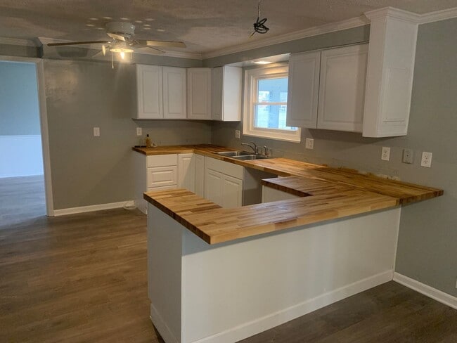 Building Photo - Beautiful, spacious 3 bed 2 bath home in E...