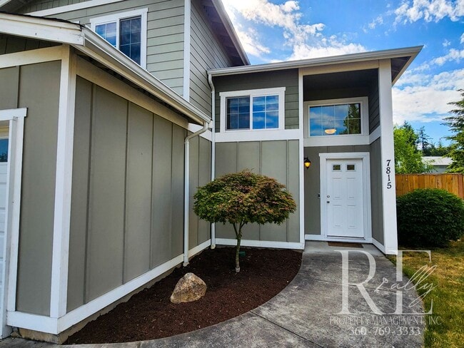 Building Photo - Spacious Silverdale Home with Large Fenced...