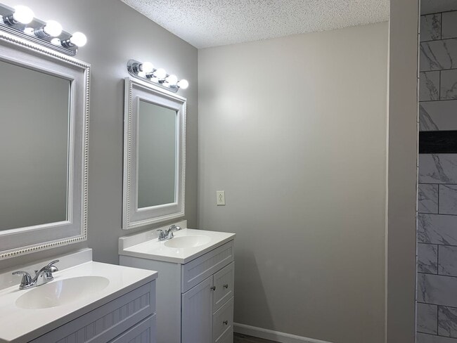 Building Photo - 3BR/2BA w/ Fenced Yard + Patio/Deck and 2-Car Garage in Olathe