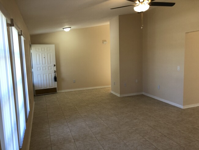 Building Photo - *****TEMPORARILY OFF MARKET**** Very nice ...