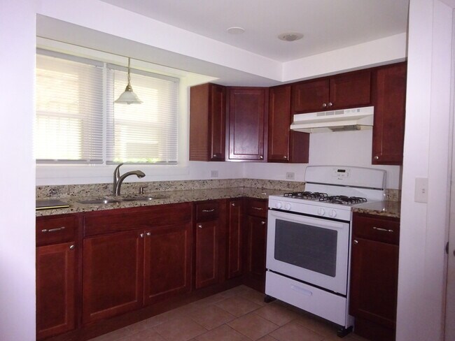 Building Photo - 5528 W Berteau Ave