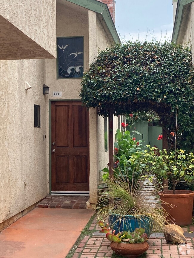 Venice Canals Apartments for Rent with High Ceilings Los Angeles, CA