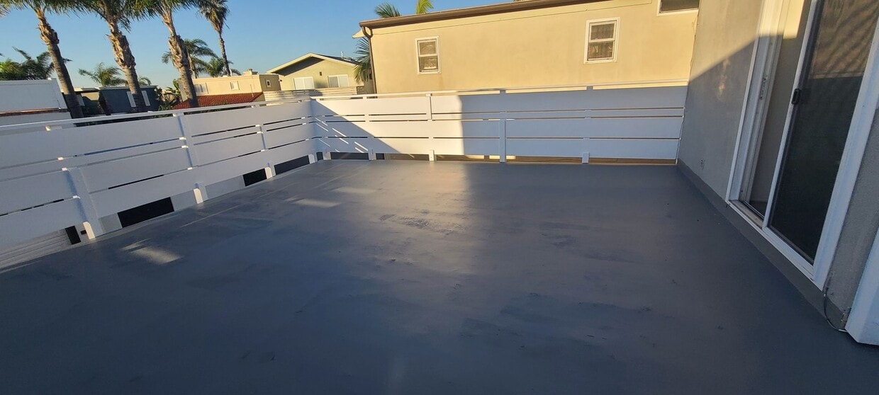 Building Photo - Detached 3 bedroom home-Walk to the beach