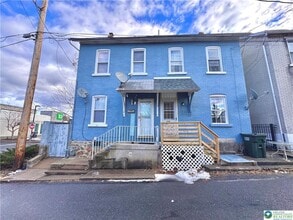 Building Photo - 527 Bradley St