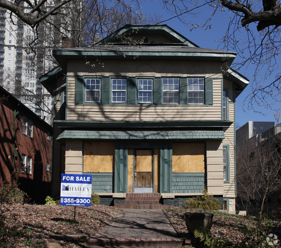 Building Photo - 208 12th St