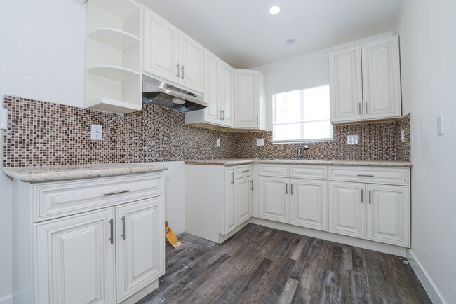 Building Photo - 520 W 82nd St