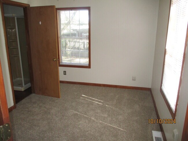 Building Photo - 1019 Kansas St