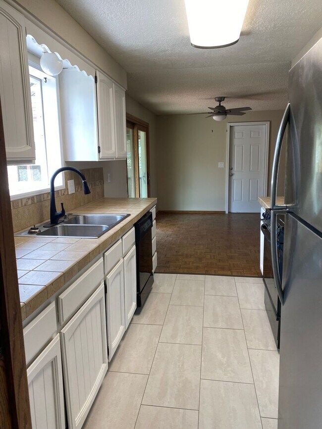 Building Photo - Large Ranch Style house