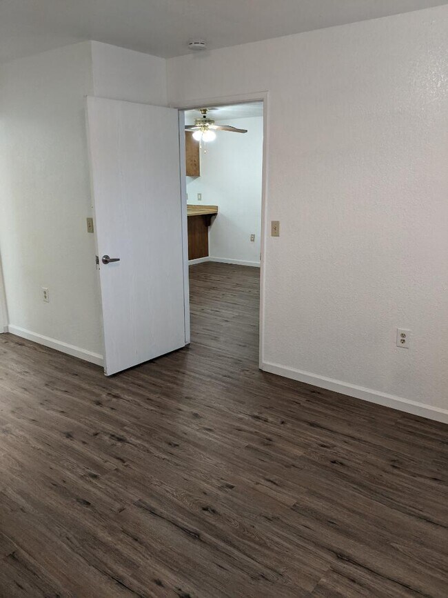 Building Photo - 1320 Lakewood Ave