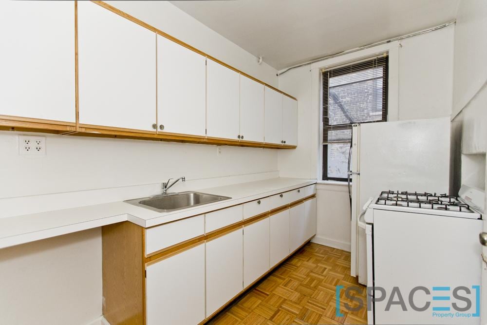 Building Photo - 701 W Brompton Ave