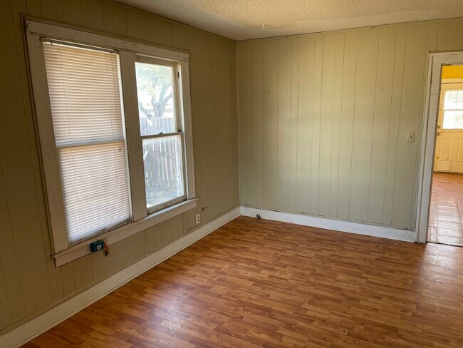 Foto del edificio - 220 N Main St