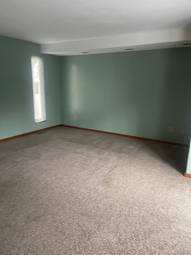 Building Photo - 340 Fort Hale Rd