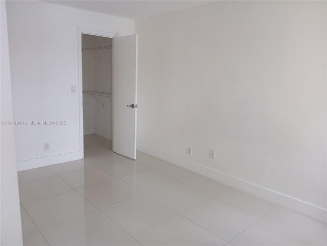Building Photo - 731 Vista Isles Dr