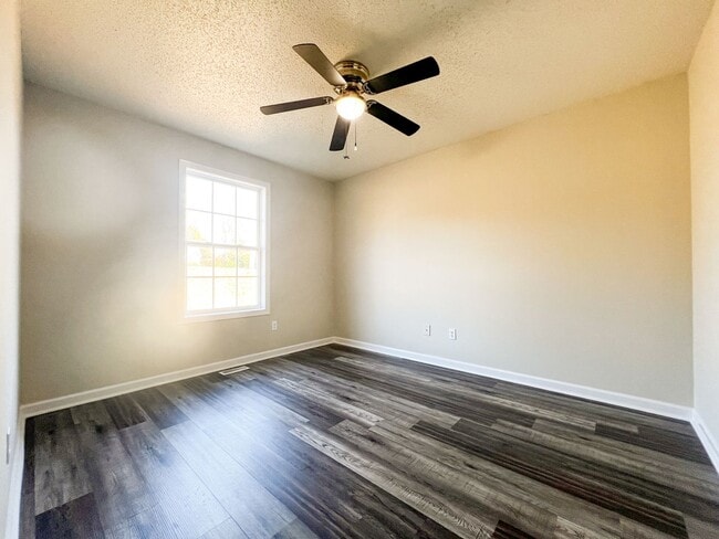 Building Photo - Spacious and New -- Great 3BR Home 2 minut...