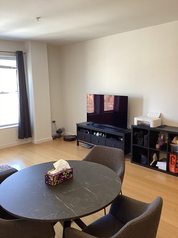 Building Photo - 16 Miner St