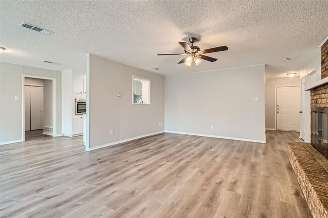 Foto del edificio - ? Modern 3-Bedroom Bedford Home with Spacious Layout ?