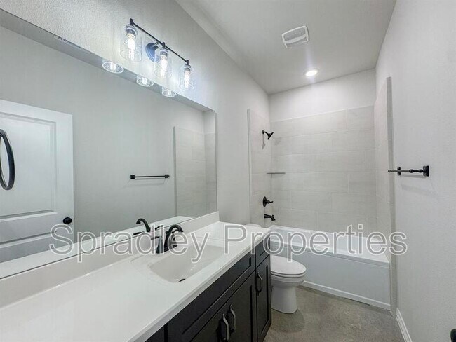 Building Photo - 305 Juniper Dr