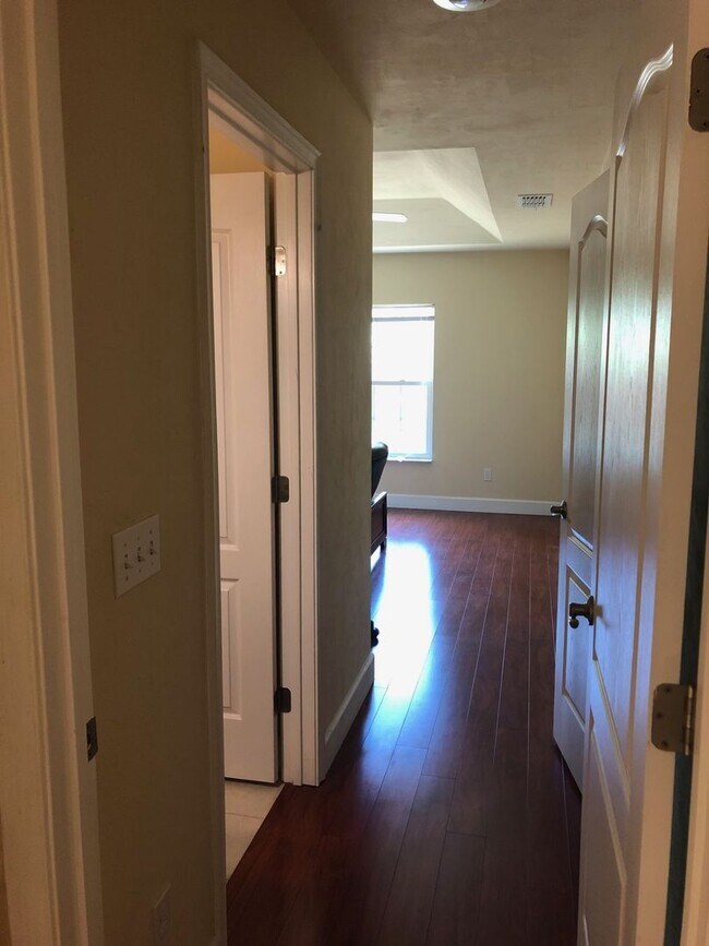 Building Photo - Updated 3bed/2bath home just minutes from ...