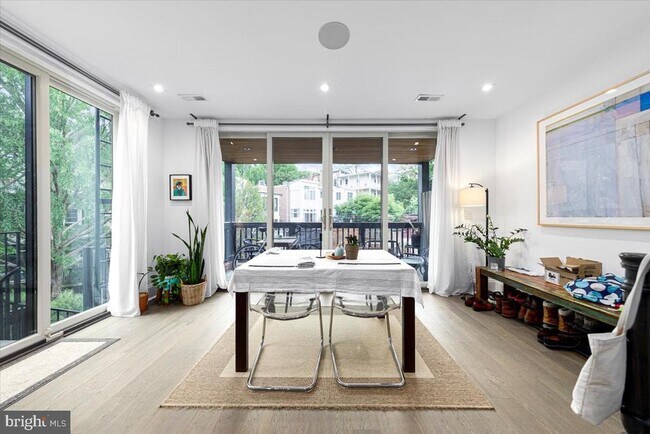 Foto del edificio - 2341 Ashmead Pl NW