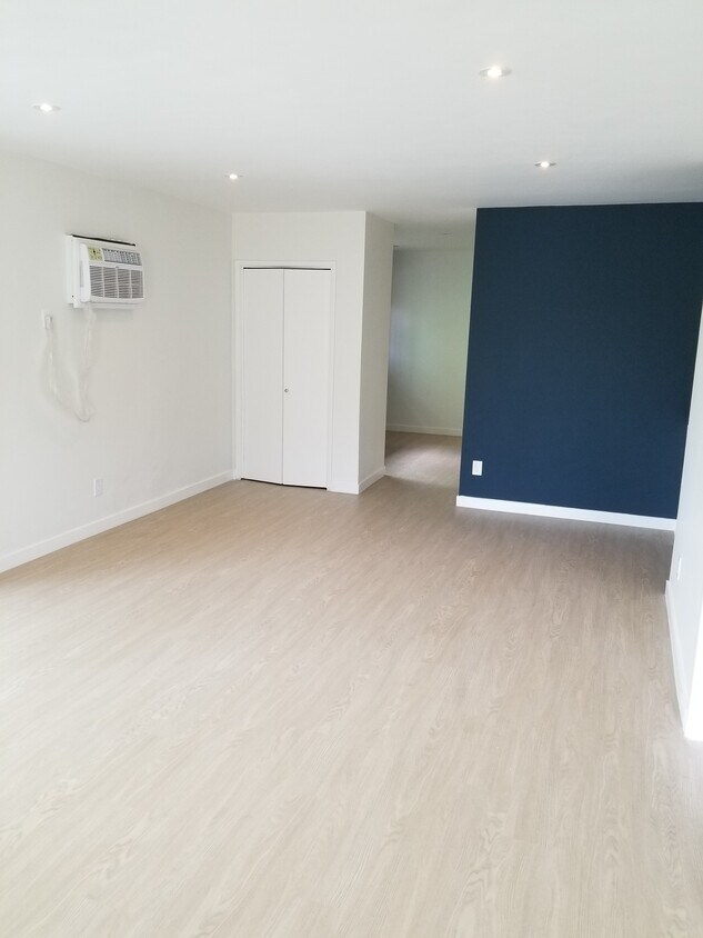 Living Room - 2441 N Beachwood Dr