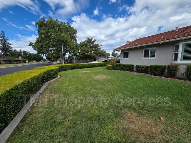 Building Photo - 9 W Robinhood Dr