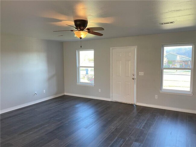 Building Photo - 502 Eagle Dr