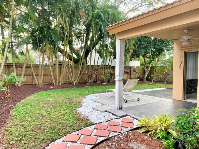 Foto del edificio - 4030 Laurelwood Ln