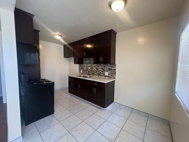 Building Photo - 1533 W 80th