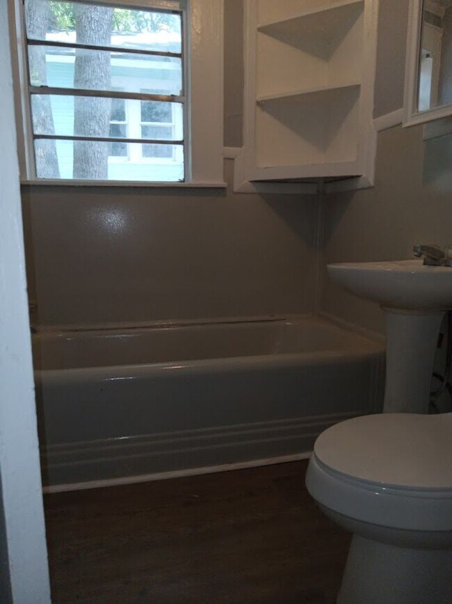 Building Photo - 1919 Highland Unit B- Cute Studio Apartmen...