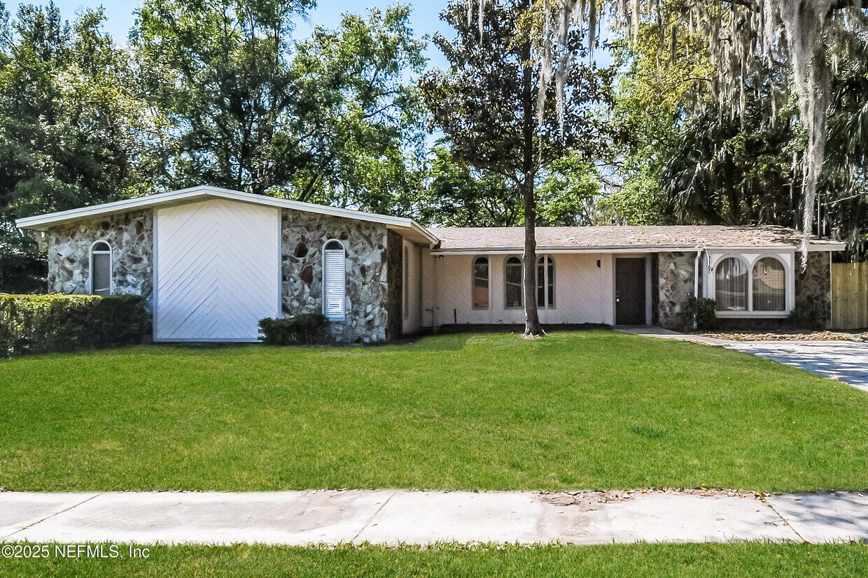 Primary Photo - 1160 Crown Dr