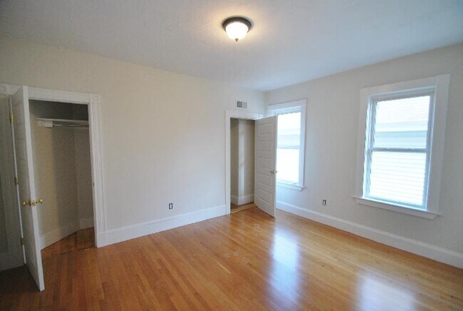 Building Photo - 28 Thornley St