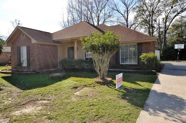 Foto del edificio - Beautifully remodeled! 3 Bedroom 2 Bath Home in Denham Springs