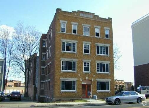 Building Photo - Deroy