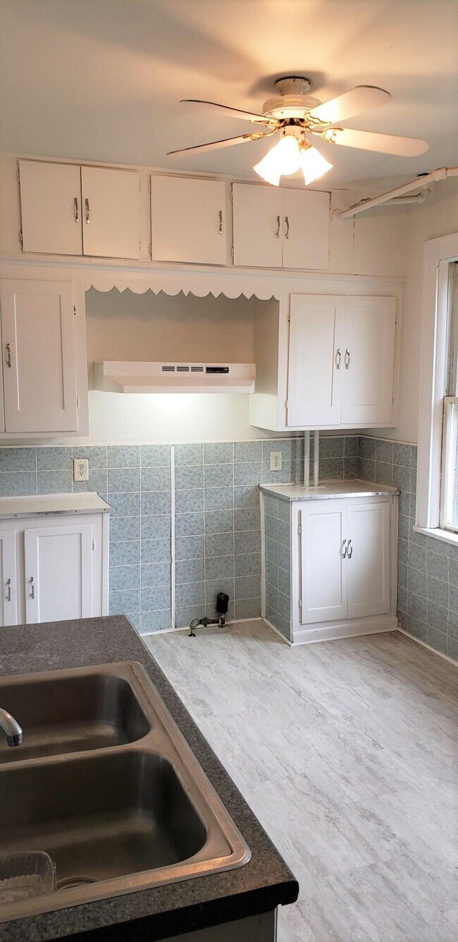 1827 E Oklahoma Ave, Milwaukee, WI 53207 Townhome Rentals in