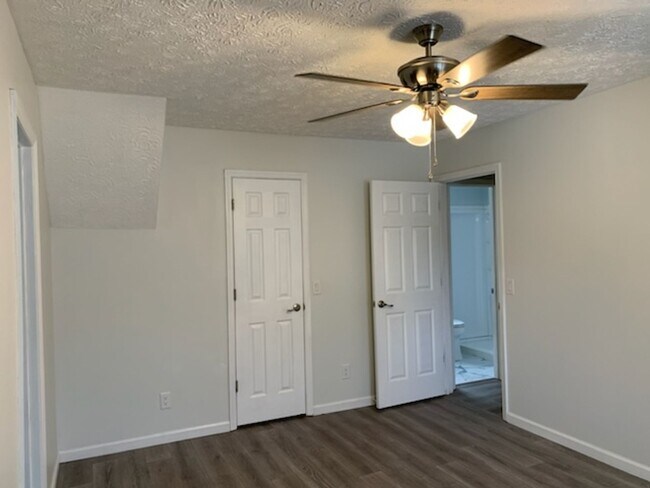 Foto del edificio - 3 bed plus Bonus Room/4th bedroom & fenced...