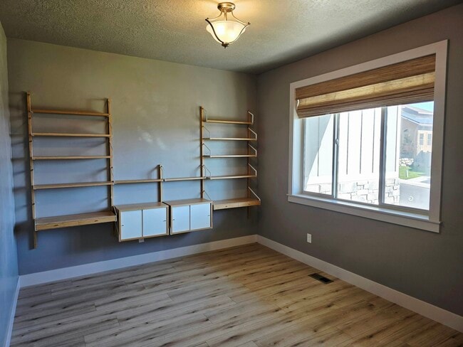 Foto del edificio - 9051 N Clubhouse Ln