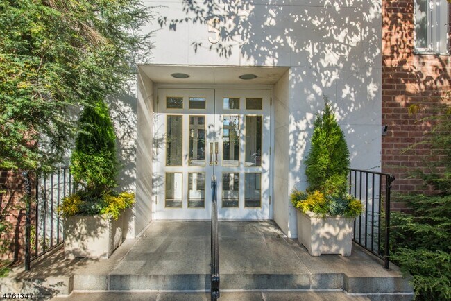 Building Photo - 5 Roosevelt Pl