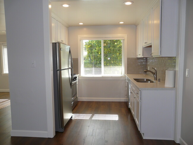 Building Photo - Beautifully Remodeled 4 Bedroom 2 Bath Los...