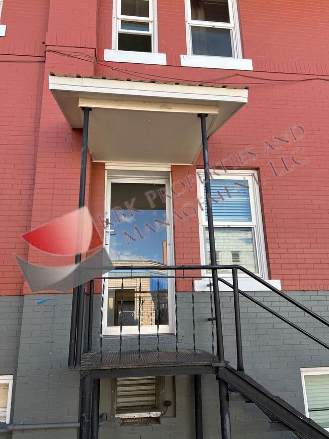 Building Photo - 503 Main St