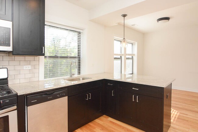 Building Photo - 2210 W Eastwood Ave