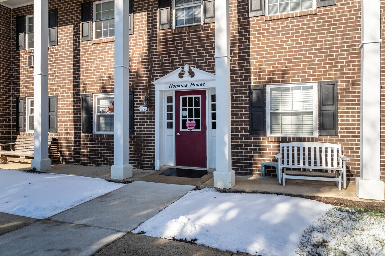 Entrada - Aston Arms Condominiums