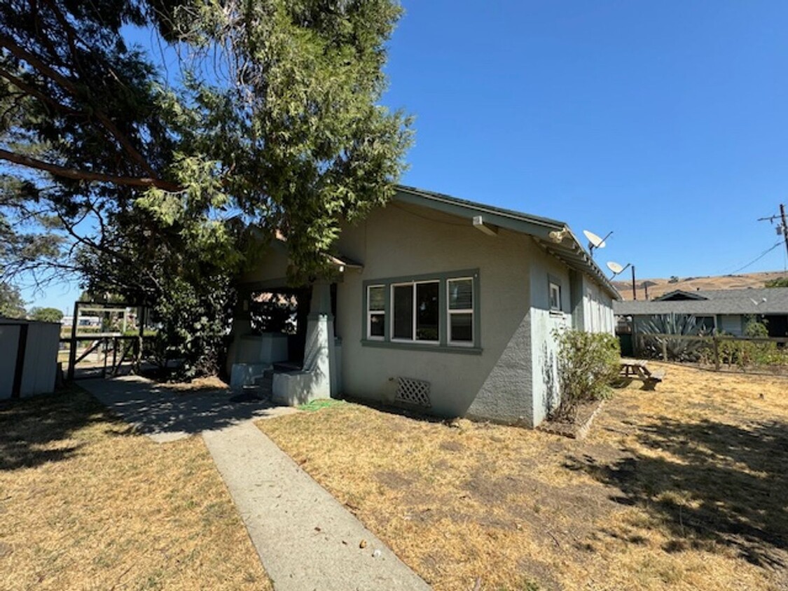 Primary Photo - Beautifully Renovated 3-Bedroom Home with ...