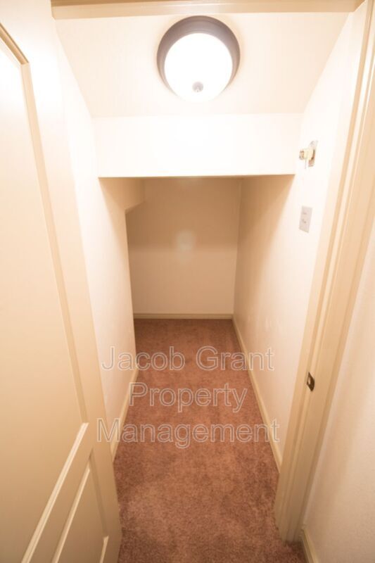 Building Photo - 454 E Center St