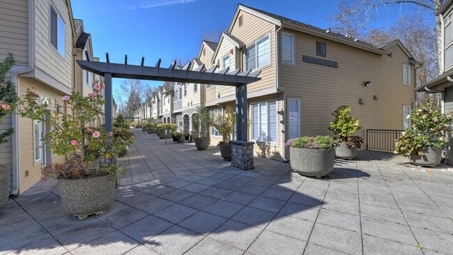 Foto del edificio - Updated Kirkland Townhome in Lochshire Condominiums with Premium Amenities- Available NOW