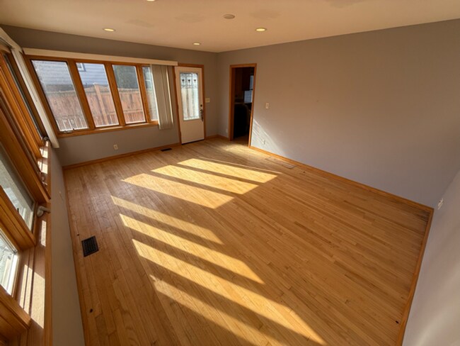 Foto del edificio - 3-Bedroom Home Just Steps from Lake Michigan! Prime location!